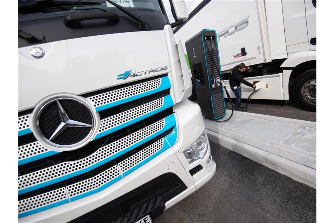 Ein Ladestecker steckt in einem elektrisch angetriebenen Mercedes-Benz eActros des Lastwagenherstellers Daimler Truck. Foto: Marijan Murat/dpa/Symbolbild