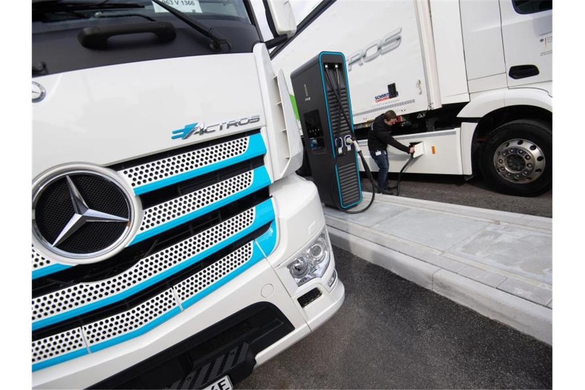 Ein Ladestecker steckt in einem elektrisch angetriebenen Mercedes-Benz eActros des Lastwagenherstellers Daimler Truck. Foto: Marijan Murat/dpa