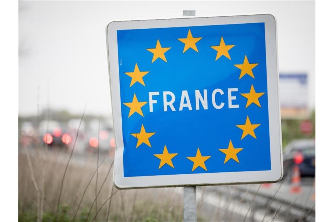 Ein Länderschild mit der Aufschrift „France“ an der belgisch-französischen Grenze bei Crespin. Foto: Kay Nietfeld/dpa