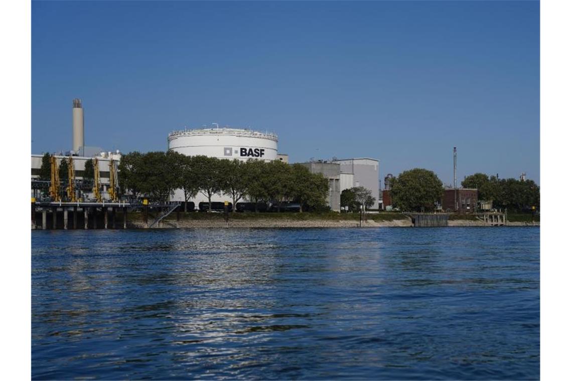 BASF: Ursache von Imidazol-Austritt in Rhein ermittelt Ein Lagerbehälter des Chemiekonzerns BASF steht im Stammwerk Ludwigshafen am Rhein. Foto: Uwe Anspach/dpa/Archivbild