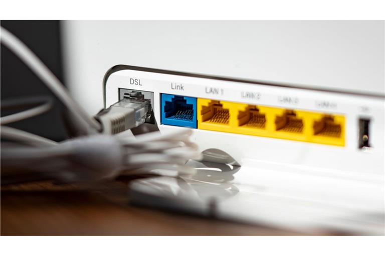 Ein LAN-Kabel im Router - in Millionen Haushalten steckt es noch immer in der DSL-Öffnung.