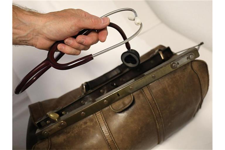 Ein Landarzt nimmt sein Stethoskop aus dem Koffer. Foto: Oliver Berg/dpa/Archivbild