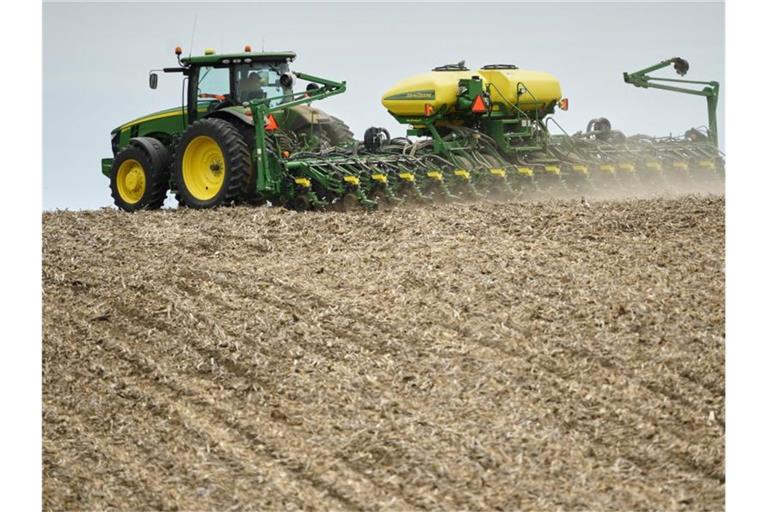 Ein Landwirt pflanzt Sojabohnen auf einem Feld. Mit einem milliardenschweren Hilfspaket will die US-Regierung amerikanische Bauern unterstützen, die unter dem Handelskrieg mit China leiden. Foto: Nati Harnik/AP