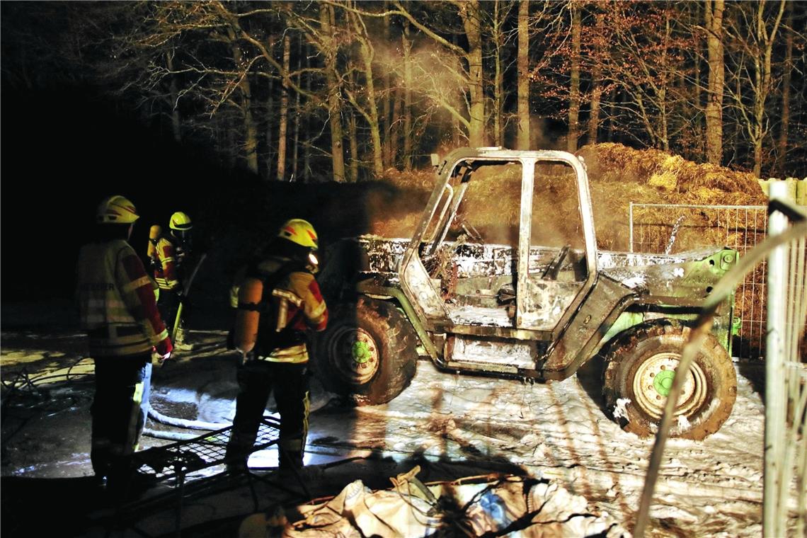 Landwirtschaftliches Fahrzeug in Brand geraten Ein landwirtschaftliches Fahrzeug ist auf einem Aussiedlerhof bei Erbstetten ausgebrannt. Foto: 7aktuell/K. Lermer