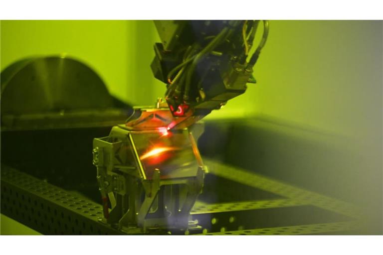 Ein Laser in einer Trumpf-Maschine bearbeitet ein Werkstück.
