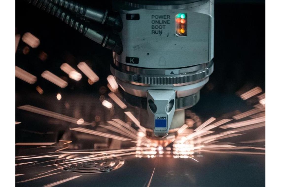 Trumpf kommt ohne Blessuren durch die Coronakrise Ein Laser schneidet im Besucherzentrum des Maschinenbauers Trumpf in ein Blech. Foto: Marijan Murat/dpa/Symbolbild