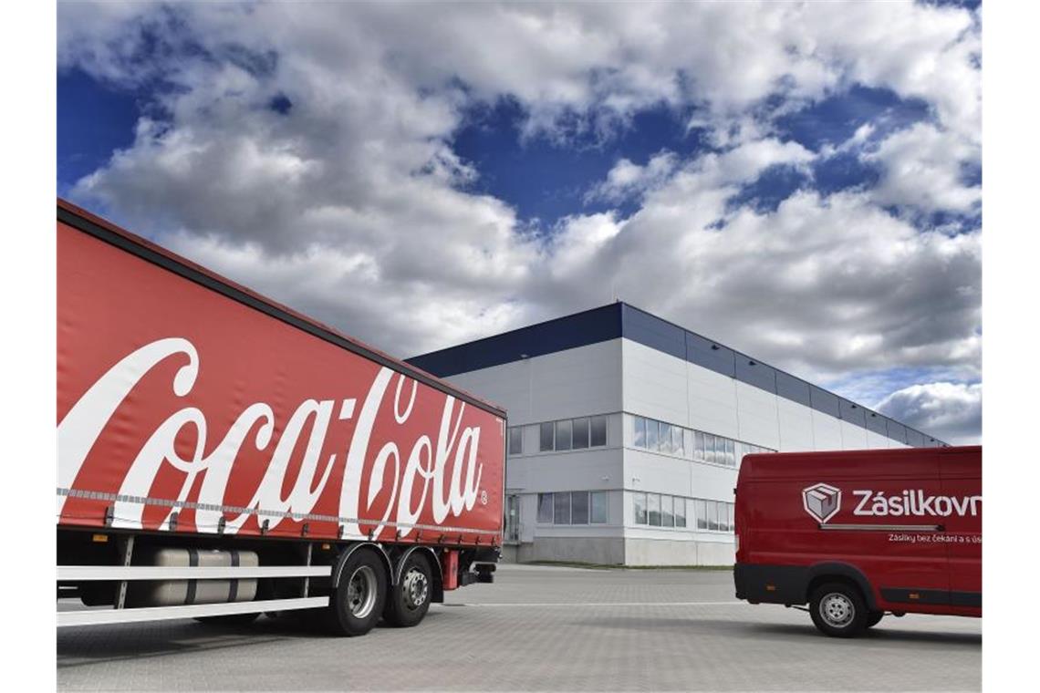 Ein Laster von Coca-Cola steht vor der Lagerhalle am Flughafen Brünn, die von Coca-Cola als Logistikzentrum genutzt wird. Foto: Václav álek/CTK/dpa