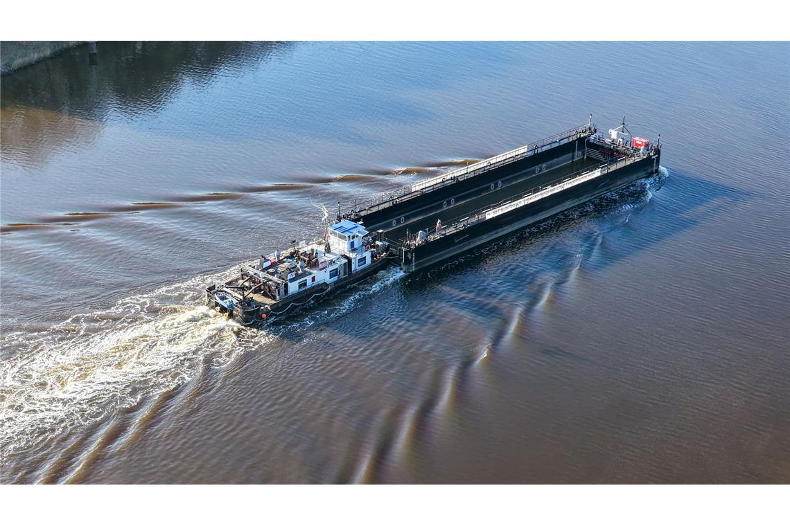 Ein Lastkahn, geschoben von dem Schubschiff "Hans" fährt auf dem Nord-Ostsee-Kanal.