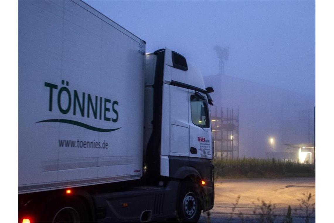 Ein Lastwagen fährt auf das Gelände des Fleischwerks Tönnies in Rheda-Wiedenbrück. Foto: David Inderlied/dpa