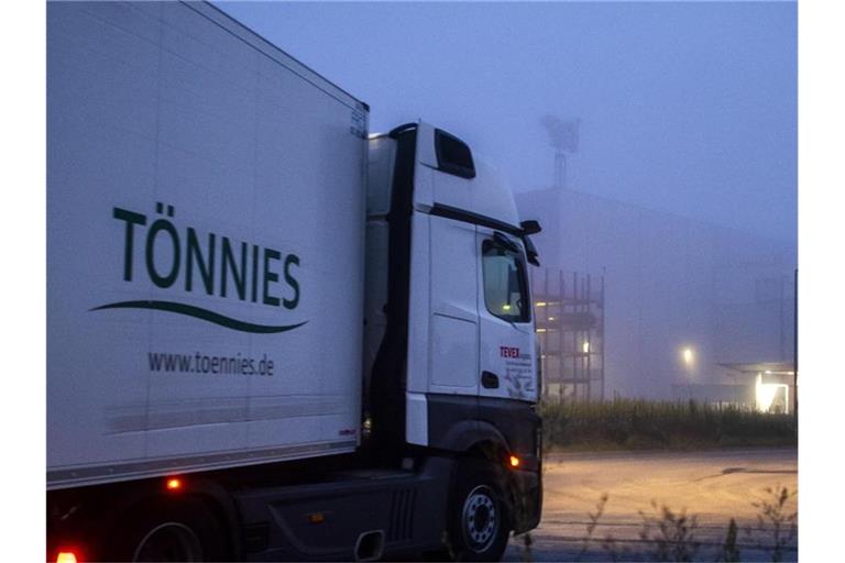Ein Lastwagen fährt auf das Gelände des Fleischwerks Tönnies in Rheda-Wiedenbrück. Foto: David Inderlied/dpa