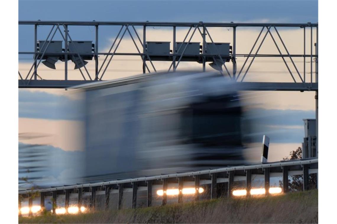 Schlappe für Deutschland vor dem EuGH bei der Lkw-Maut Ein Lastwagen fährt bei Magdala (Thüringen) auf der Bundesautobahn A4 unter einer Maut Kontrollbrücke durch. Foto: Marc Tirl/dpa-Zentralbild/dpa