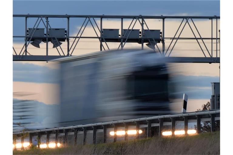 Ein Lastwagen fährt bei Magdala (Thüringen) auf der Bundesautobahn A4 unter einer Maut Kontrollbrücke durch. Foto: Marc Tirl/dpa-Zentralbild/dpa