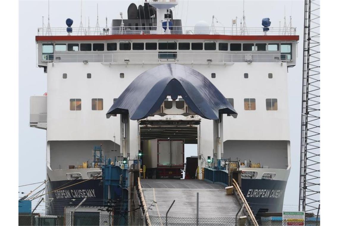 Großbritannien ist raus aus dem EU-Binnenmarkt Ein Lastwagen fährt im Hafen von Larne in Nordirland an Bord eine Fähre. Seit Mitternacht ist Großbritannien nicht mehr Mitglied des EU-Binnenmarktes und der Zollunion. Foto: Liam Mcburney/PA Wire/dpa