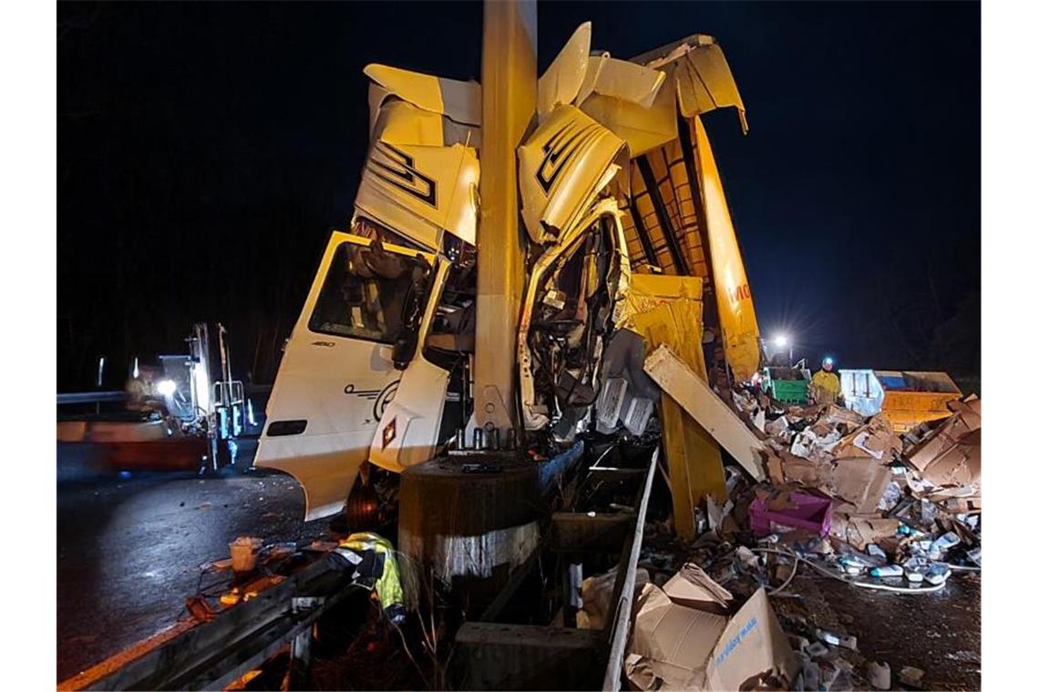 Ein Lastwagen ist auf der A4 gegen den Mast einer großen Schilderbrücke geprallt. Der Fahrer ist dabei schwer verletzt worden. Foto: Martin Wichmann/wichmann-tv/dpa