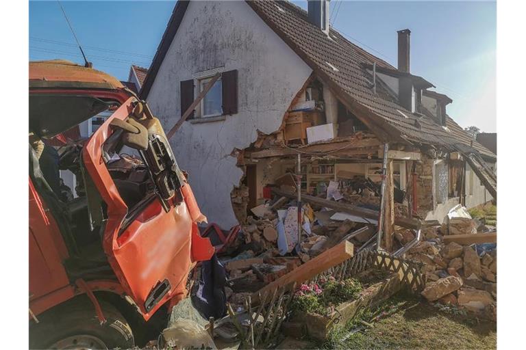Ein Lastwagen mit zerbeulter Tür steht vor einem Wohnhaus. Foto: Markus Brandhuber/Ostalb Network