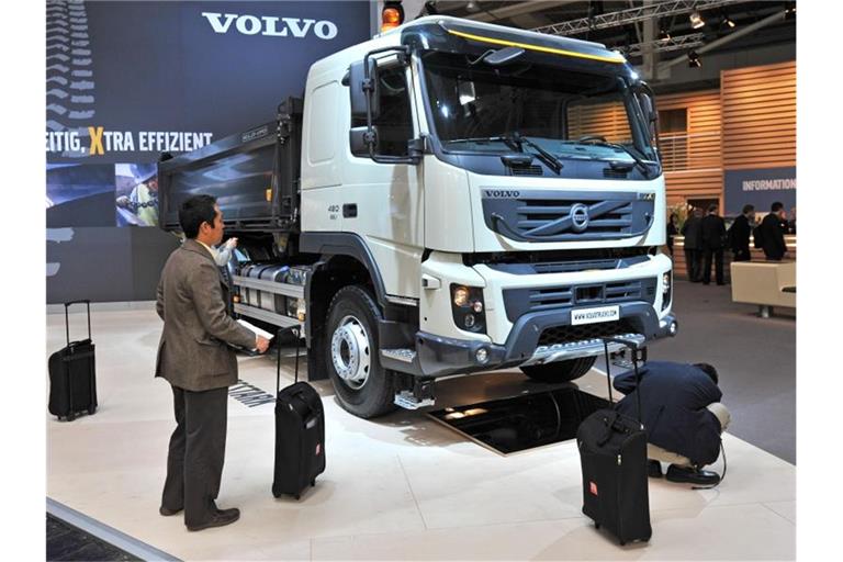 Ein Lastwagen von Volvo auf der IAA Nutzfahrzeuge in Hannover. Foto: picture alliance / Peter Steffen/dpa
