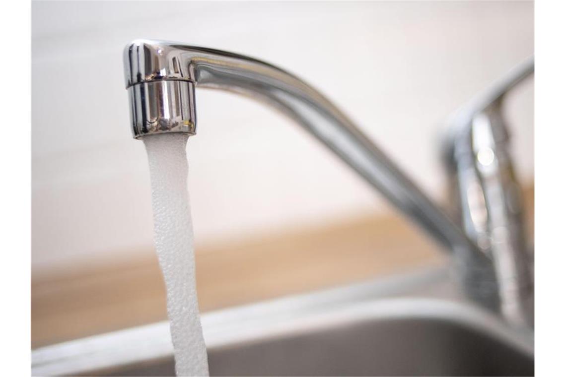 Vor Öffnung von Sporteinrichtungen und Hotels: Wasser marsch Ein laufender Wasserhahn. Foto: Marius Becker/dpa/Illustration