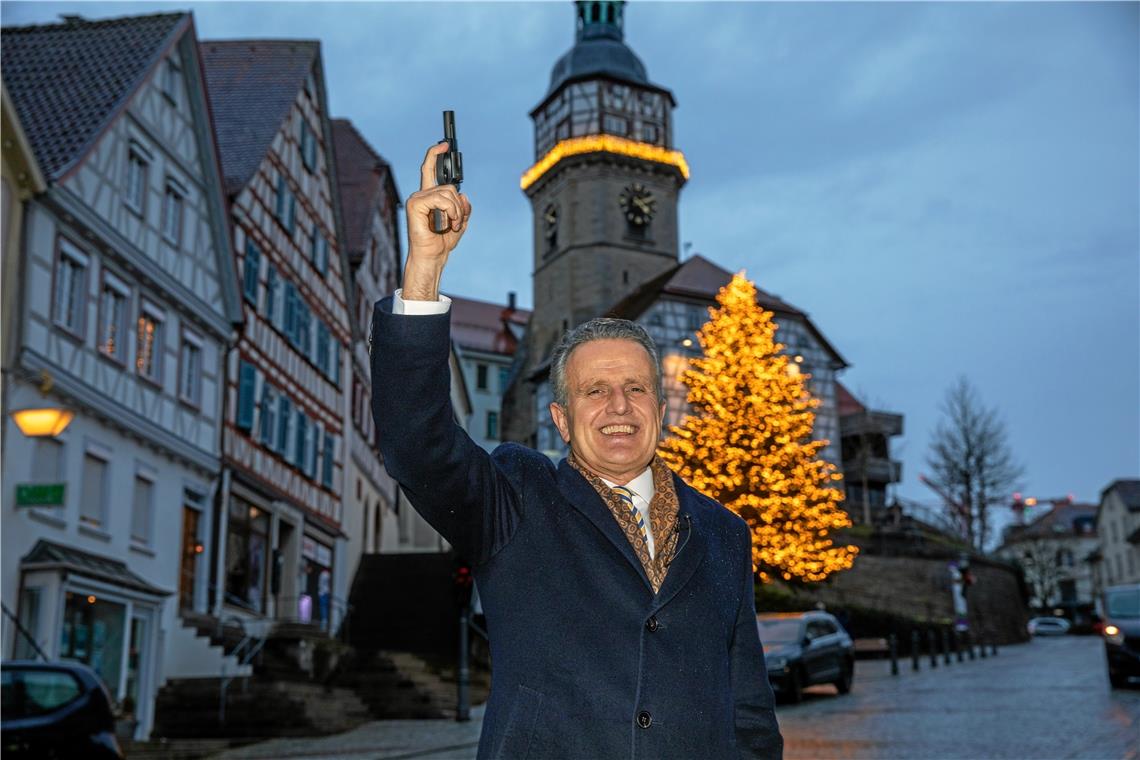 Am anderen Ende der Welt mitgemacht Ein lauter Knall und ab ging die Post: Backnangs Noch-OB Frank Nopper schickte die Sportler mit seinem Schuss auf die Reise. Foto: A. Becher