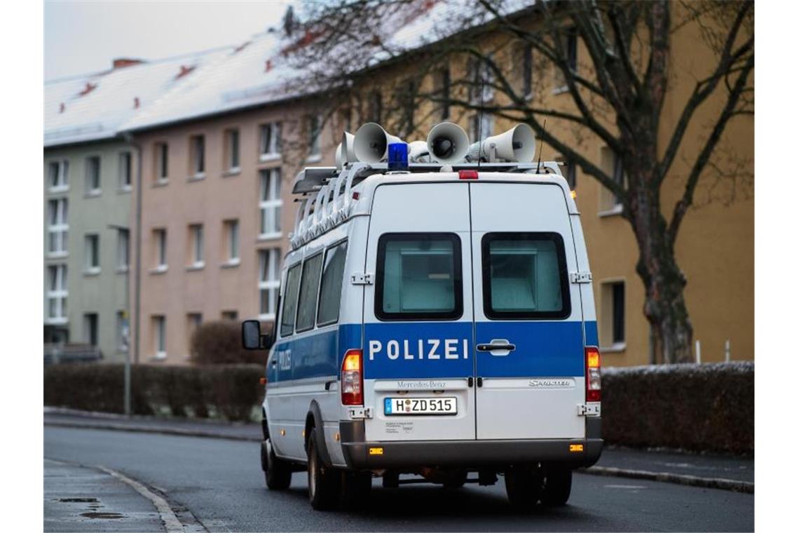 Ein Lautsprecherwagen der Polizei fährt durch das Evakuierungsgebiet. Im Bereich der Godehardstraße in Göttingen werden vier Blindgänger aus dem Zweiten Weltkrieg im Boden vermutet. Foto: Swen Pförtner/dpa