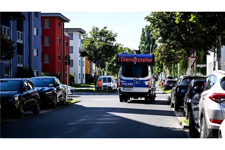 Ein Lautsprecherwagen fährt durch ein Wohngebiet in Adlershof im Bezirk Treptow-Köpenick.