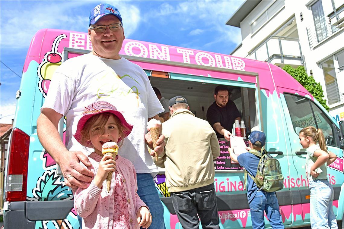 Ein leckeres Eis bei tollem Frühlingswetter gibt es vom Murrhardter Eiswagen. Fl...
