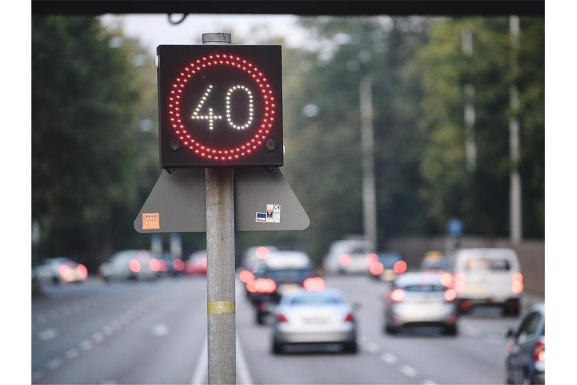 Ein LED-Schild, das eine Geschwindigkeitsbegrenzung auf 40 km/h anzeigt, am Stuttgarter Neckartor. Foto: Sebastian Gollnow/dpa/Archivbild