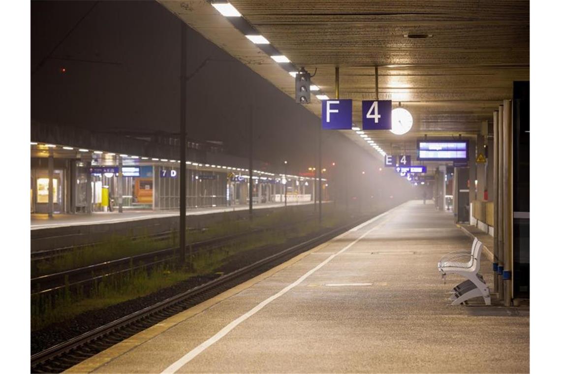Ein leerer Bahnsteig im Hauptbahnhof von Hannover. Foto: Moritz Frankenberg/dpa