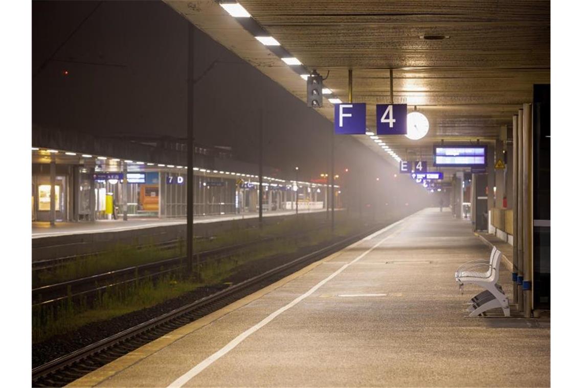 Streik bei der Bahn endet ohne Annäherung der Tarifpartner Ein leerer Bahnsteig im Hauptbahnhof von Hannover. Foto: Moritz Frankenberg/dpa