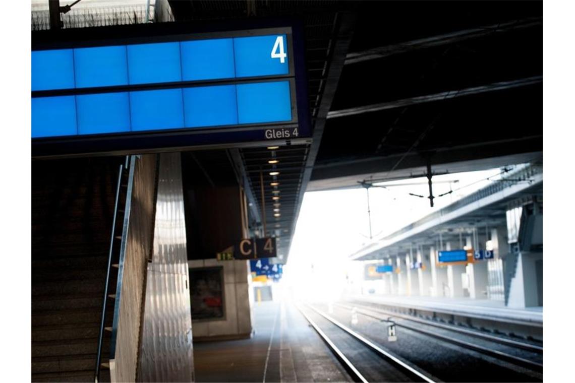 Lokführer rollen weiter ungebremst Richtung Bahn-Streik Ein leerer Bahnsteig während eines Streiks der Lokomotivführer Ende 2014. Foto: Oliver Mehlis/dpa-Zentralbild/dpa