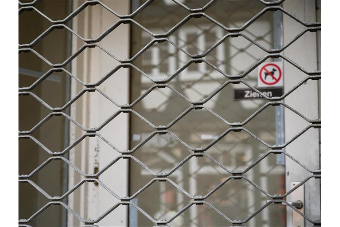Krisenzone Innenstadt: Immer mehr Läden machen dicht Ein leerer Geschäftsraum ist mit einem Eisengitter verriegelt. Viele Branchenkenner gehen davon aus, dass die Innenstädte in den nächsten Jahren ihr Gesicht dramatisch verändern werden. Foto: Christophe Gateau/dpa