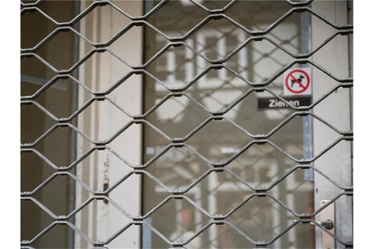 Ein leerer Geschäftsraum ist mit einem Eisengitter verriegelt. Viele Branchenkenner gehen davon aus, dass die Innenstädte in den nächsten Jahren ihr Gesicht dramatisch verändern werden. Foto: Christophe Gateau/dpa