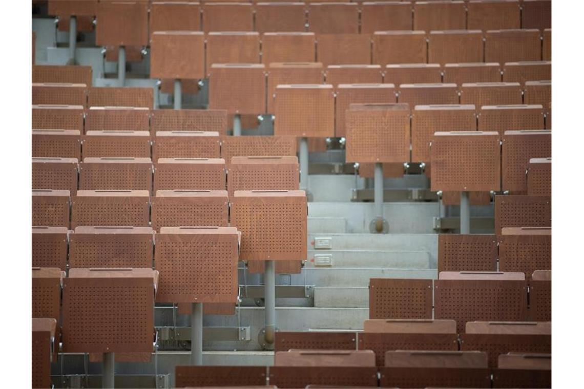 Ein leerer Hörsaal an einer Universität. Foto: Sebastian Gollnow/dpa/Symbolbild