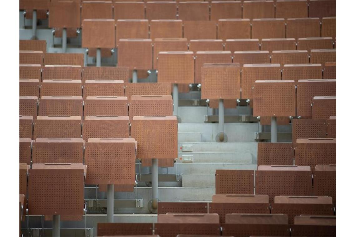 Ein leerer Hörsaal an einer Universität. Foto: Sebastian Gollnow/dpa/Symbolbild