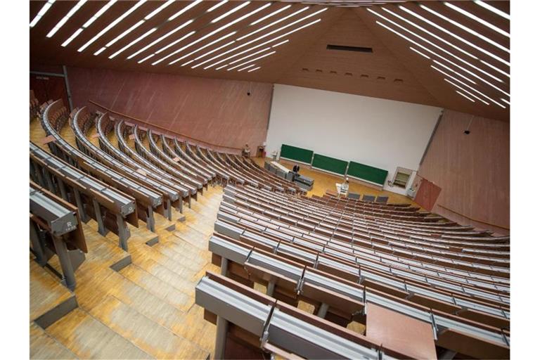 Ein leerer Hörsaal der Universität Stuttgart. Foto: Sebastian Gollnow/dpa/Archivbild