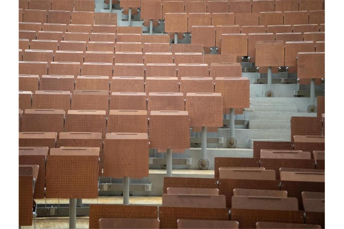 Ein leerer Hörsaal der Universität Stuttgart. Foto: Sebastian Gollnow/dpa/Archivbild