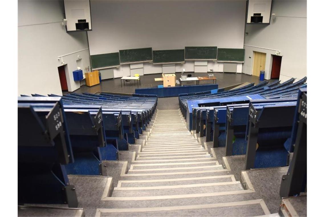 Ein leerer Hörsaal in einer Universität ist zu sehen. Foto: picture alliance/dpa/Symbolbild