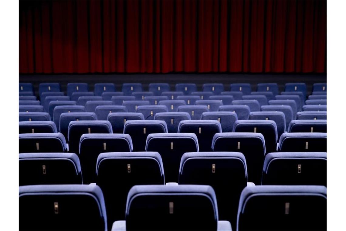 „Gagarine“ gewinnt: Französische Filmtage teils online Ein leerer Kinosaal ist zu sehen. Foto: Christoph Soeder/dpa/Archivbild