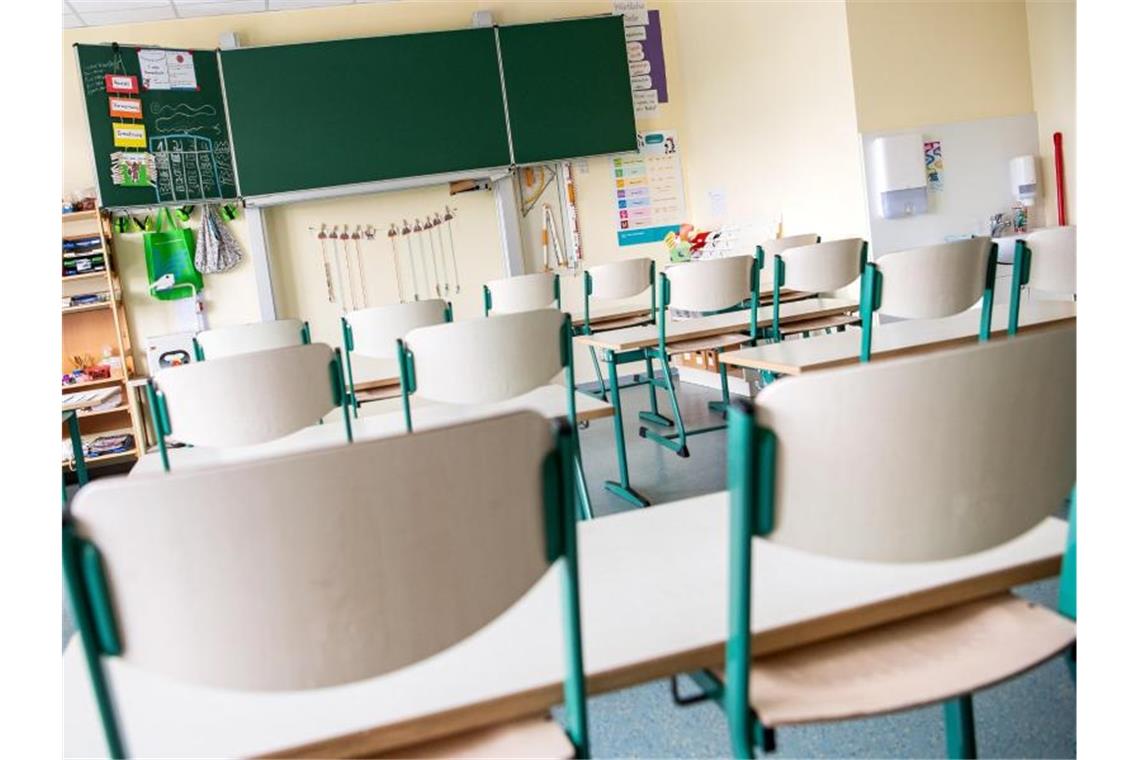 Ein leerer Klassenraum. Foto: Sina Schuldt/dpa/dpa-tmn/Symbolbild