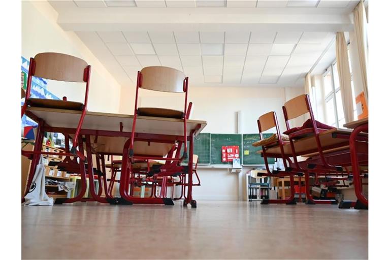 Ein leerer Klassenraum in einer Grundschule in Frankfurt. Foto: Arne Dedert/dpa