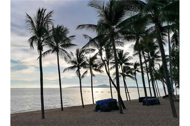 Ein leerer Strand in Pattaya. Nun sollen die Touristen zurückkehren. Foto: Watt Thongdee/dpa