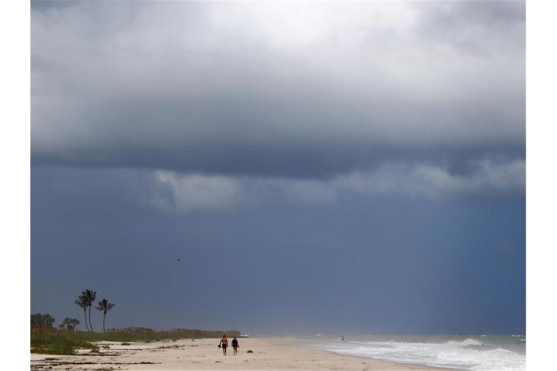 Ein leerer Strand unter einem wolkenverhangenen Himmel in Vero Beach (Florida). Foto: Gerald Herbert/AP
