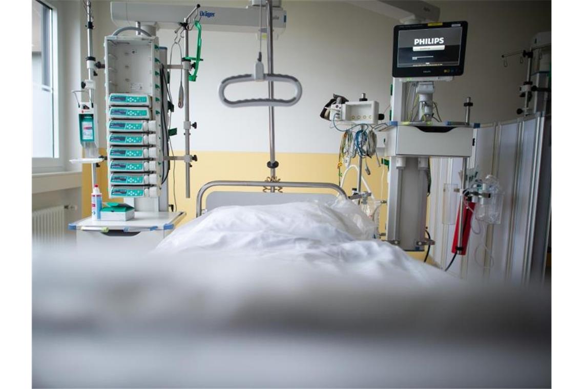 Ein leeres Bett in der Intensivstation einer Klinik. Foto: Jonas Güttler/dpa