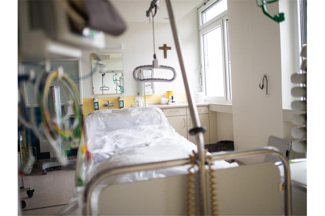 Ein leeres Bett steht in der Intensivstation eines Krankenhauses. Foto: Jonas Güttler/dpa/Archivbild