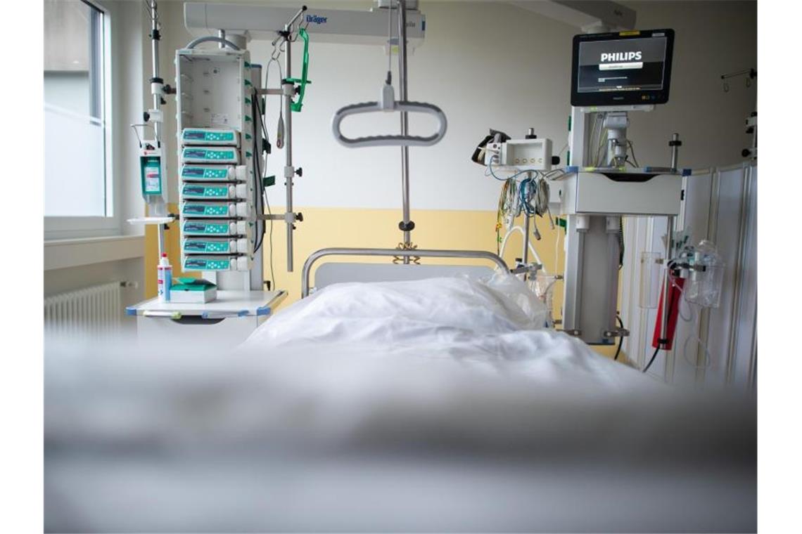 Klinik Heidelberg fürchtet Einschnitte für Corona-Patienten Ein leeres Bett steht in einer Intensivstation. Foto: Jonas Güttler/dpa/Symbolbild