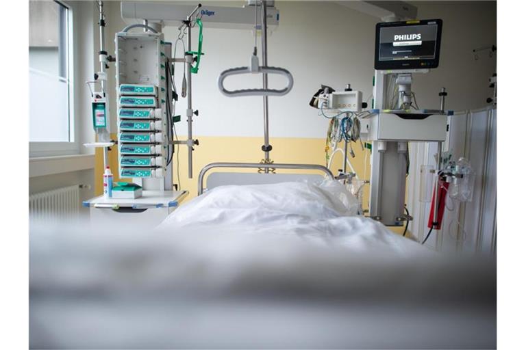 Ein leeres Bett steht in einer Intensivstation. Foto: Jonas Güttler/dpa/Symbolbild