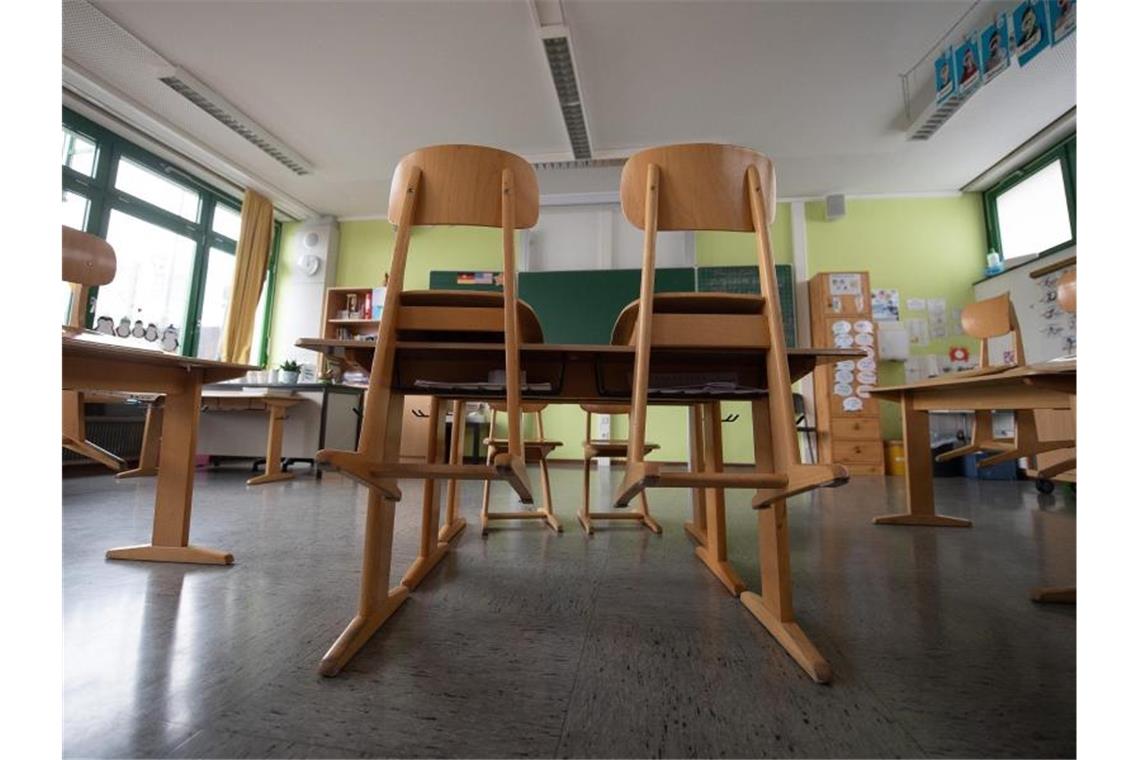 Ein leeres Klassenzimmer an einer Grundschule. Foto: Sebastian Gollnow/dpa/Symbolbild