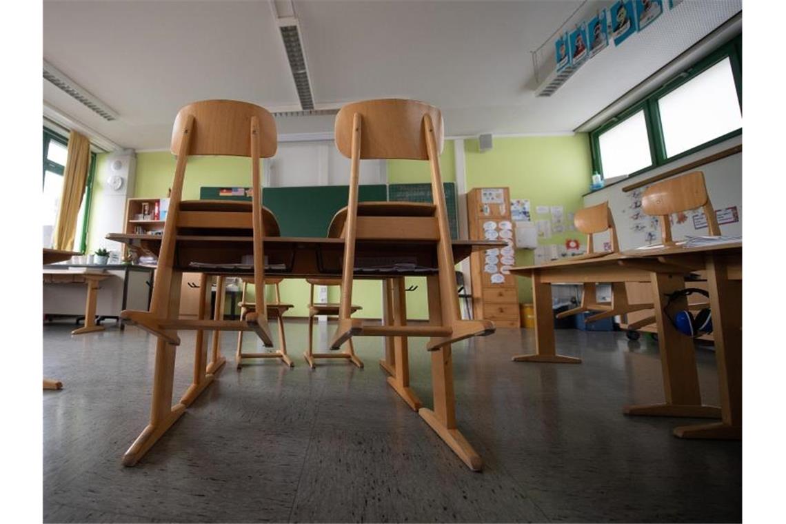 Viele Schüler verloren wegen Corona Kontakt zu Schule Ein leeres Klassenzimmer an einer Grundschule. Foto: Sebastian Gollnow/dpa/Symbolbild