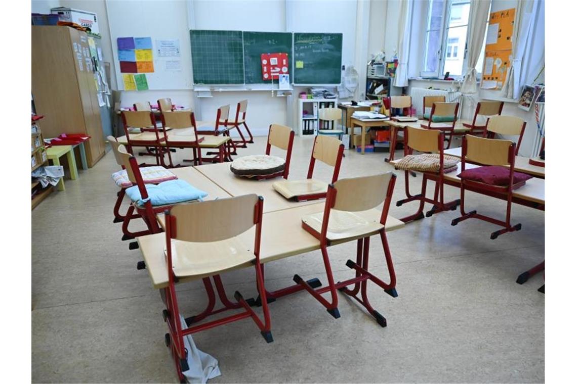 Lehrerverband glaubt an Regelbetrieb nach den Sommerferien Ein leeres Klassenzimmer der Linne-Schule in Frankfurt am Main. Foto: Arne Dedert/dpa