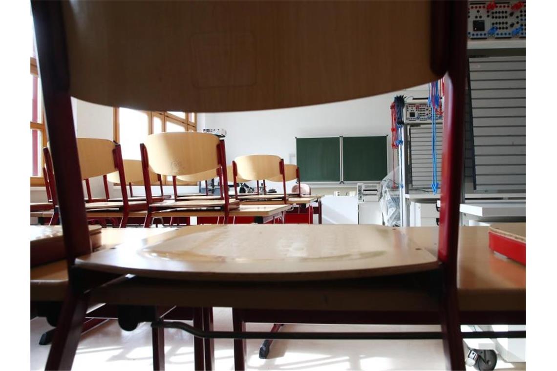 Doch keine früheren Weihnachtsferien im Südwesten Ein leeres Klassenzimmer. Foto: Bodo Schackow/zb/dpa/Archiv