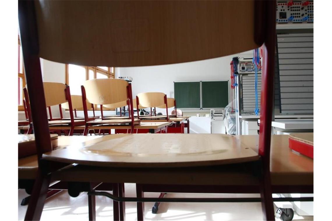 Ein leeres Klassenzimmer. Foto: Bodo Schackow/zb/dpa/Archivbild